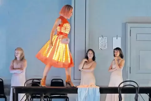 Nicht nur das Kleid funkelt: Sabine Devieilhe bei ihrem Rollendebüt als Zerbinetta in „Ariadne auf Naxos“.
