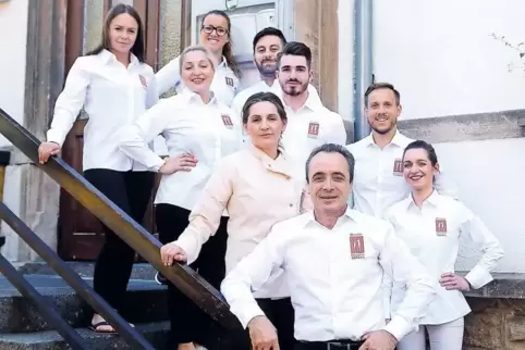 Wirt Athanasios, genannt Saki, Vavliaras (vorne) und sein Team sind stolz auf ihre Gaststätte „Sorbas“.