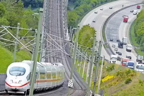 Die teilweise parallel zur A 3 verlaufende DB-Hochgeschwindigkeitsstrecke Köln–Rhein/Main weist Steigungen von bis zu 4 Prozent 