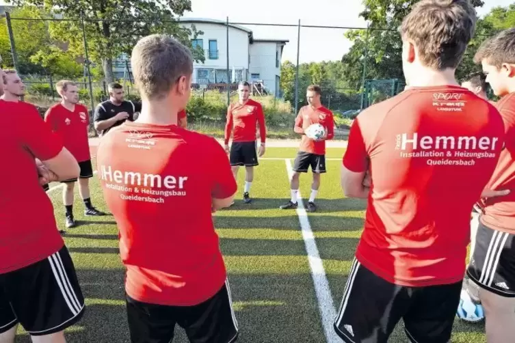 Der Aufsteiger ist bereit für die Bezirksliga: im Hintergrund das Spielertrainerduo des FC Queidersbach, Fabian Blanz (mit Ball)