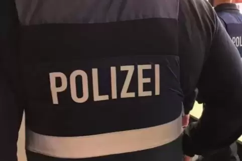 Nachdem er die Gullydeckel ausgehoben hatte, bedrohte der Mann Gäste in einem Imbiss. Foto: Hartschuh 