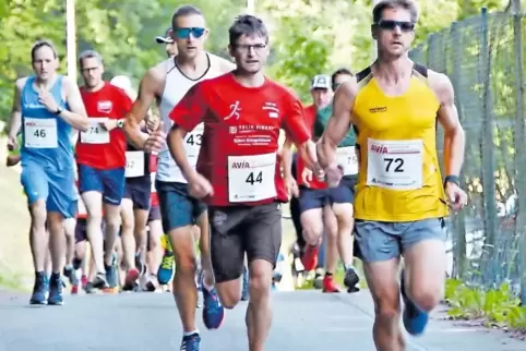 Kurz nach dem Start hat sich der spätere Sieger des zehn Kilometer langen Hauptlaufes, Alexander Barnsteiner (LLG Landstuhl, Sta