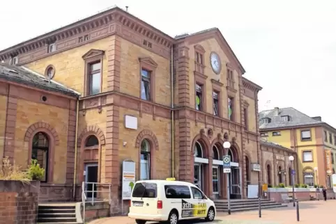Soll an einen privaten Investor verkauft werden: der Zweibrücker Bahnhof. Das Gebäude wurde 1872 errichtet, im Zweiten Weltkrieg