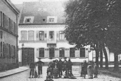 Das königliche Bezirksamt Germersheim (links im Bild, heute Finanzamt) am Königsplatz: In den Jahren 1867 bis 1884 war es Dienst