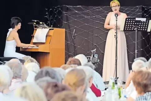 Unter sommerlichem Abendhimmel: Ulrike Machill bestritt mit Volker Bengl das Open-Air-Programm, begleitet von Takako Furukawa.
