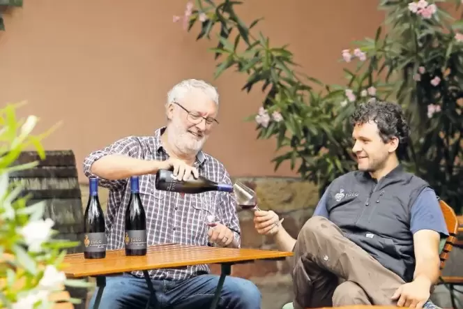 Werner (links) und Johannes Jülg setzen im Weinbau auf Teamarbeit. Werner (links) und Johannes Jülg setzen im Weinbau auf Teamarbeit.