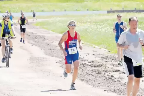 Susanne Grabau im Waldstadion. Beim 5-km-Lauf verlor sie die Führung an Tanja Grießbaum, die zum ersten Mal in Herxheim gewann.
