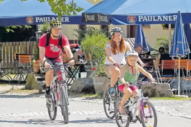 Auf geht’s zur Tier- und Mühlentour. Sigrid, Andreas und Ida Sebald starten an der Kneispermühle.