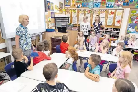 Die Vorschulkinder der Kindertagesstätte Sonnenblume aus Sembach sind zu Besuch in der ersten Klasse der Grundschule in Mehlinge