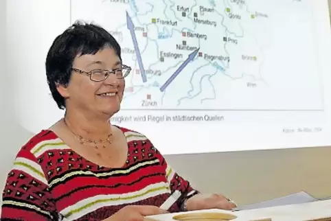 Betreut die Serie: Namensforscherin Rita Heuser – hier bei einem Vortrag in Kirchheimbolanden.