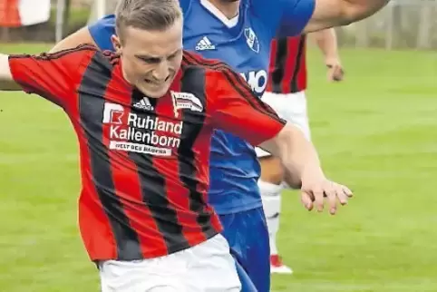 Der Ex-Hauensteiner im Röchling-Team, Julian Kern (vorne), behauptet hier den Ball gegen SGR-Mittelfeldspieler Bastian Brauner.