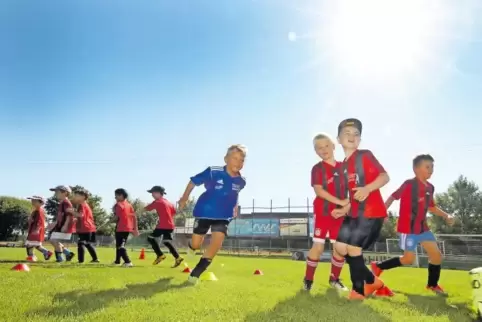 Unter gleißender Sonne: die Soccerkinds zum Auftakt gestern Morgen.
