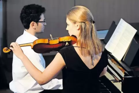 Spielten ein Sonatenprogramm der Spitzenklasse: Violinistin Johanna Bruns und Pianist Lorenzo Di Toro.