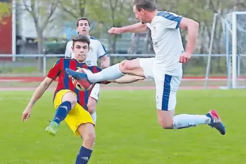 Im April hatte Aufsteiger TSG Deidesheim (im Weiß Nicolai Enzenauer) den TSV Königsbach (links Marco Utzinger) mit 2:1 besiegt.