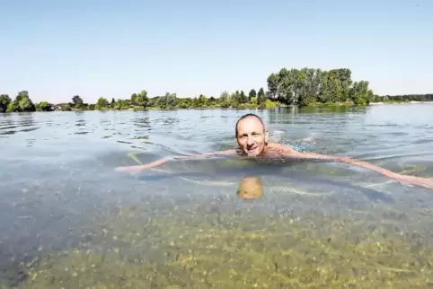 Erfrischend: Badegast Klaus lässt sich im Wolfgangsee treiben.