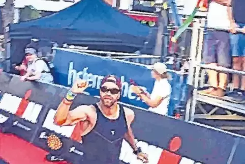 Nach 3800 Meter Schwimmen, 180 Kilometer Radfahren und einem Marathonlauf am Ziel in Frankfurt: Mike Dauth.