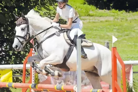 Sieger im Standard-Springwettbewerb analog Klasse A*: Naomi Koch vom PfPRFV Thaleischweiler-Fröschen mit Samy.