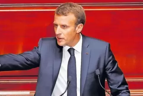 Politik für die Unternehmen nütze auch deren Beschäftigten, argumentierte Macron in Versailles.