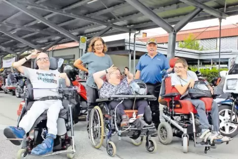 Vorfreude pur: Bewohner des Reha-Wohnheims können es kaum erwarten, ihre Rollstühle gegen Motorradbeiwagen zu tauschen.