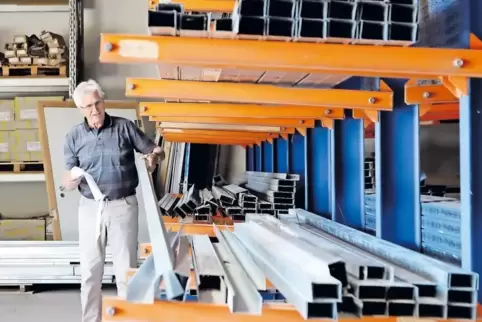 Mit diesen Metallprofilen baut die Firma Rocker leichte Trennwände, erklärt Chef Wolfgang Rocker.