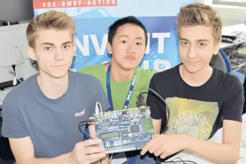 Erfolgreiche Tüftler: Michael Binder, Ziyang Zhao und Miro Rashid (von links) mit ihrem Projekt.