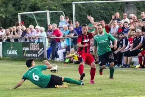 Eine Szene aus der Verbandspokal-Partie zwischen dem TSC Zweibrücken (rote Trikots) und den VB Zweibrücken in der Saison 2016/17