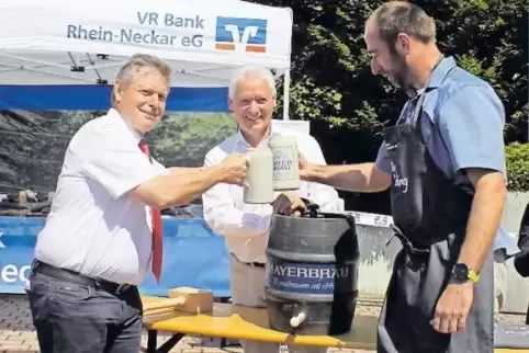 Das Bier fließt (v.l.): Bürgermeister Hans-Dieter Schneider, Wolfgang Thomasberger und Michael Düpmann vom VR-Bank-Vorstand.