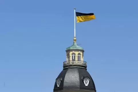 Derzeit weht noch die baden-württembergische Landesfahne auf dem Karlsruher Schloss. Foto: dpa 