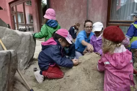 Mehr Platz braucht die Waldorf-Kita. Im Bild: Erzieherin Daniela Haas mit Schützlingen am Sandkasten. Foto: BOLTE