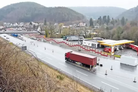 Vor Freigabe der Fußgängerbrücke über die B 10 zum Bahnhof wird erst ein Stück der alten B 10 (hinter der Lärmschutzwand) ausgeb
