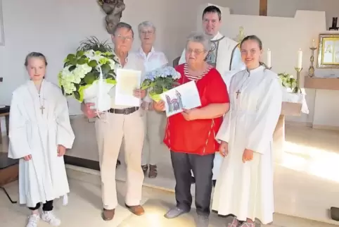 Messfeier: Zwischen den Ministrantinnen stehen (von links) Heinz Bauer, Silvia Bachert, Rosalinde Rott und Pfarrer Christof Anse