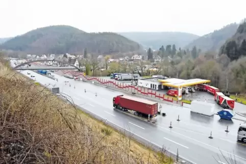 Bevor die Fußgängerbrücke über die B 10 zum Bahnhof freigegeben wird, wird erst die alte B 10 zur neuen B 427 (hinter der Lärmsc