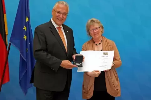 Für ihr ehrenamtliches Engagement bei der bayrischen Polizei erhielt Sybille Jatzko aus Krickenbach vom bayerischen Innenministe