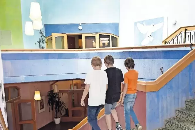 In der Schule – hier ein Blick ins Treppenhaus – sollen unter anderem Sanitäranlagen und Elektrotechnik erneuert werden.