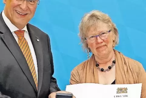 Sybille Jatzko aus Krickenbach bekommt vom bayerischen Innenminister Joachim Herrmann den „Stern der Sicherheit“.
