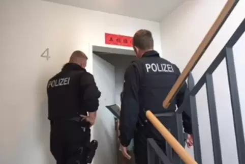 Einsatzkräfte der Bundespolizei haben Wohnungen in Rheinland-Pfalz und Hessen durchsucht. Foto: Polizei 