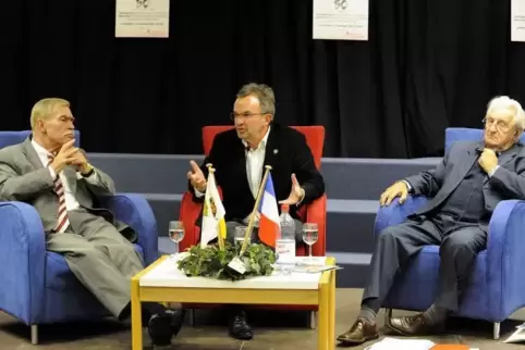 Bei einem Zeitzeugengespräch war Dominique Frelaut (rechts) 2008 zu Gast in der Stadtbücherei. Links der frühere OB Jochen Riebe