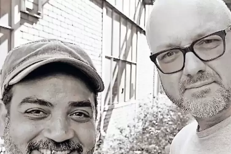 Werkeln derzeit an einem neuen Kunstraum in Kaiserslautern: Hamdy Reda (links) und J&ouml;rg Heieck, hier bei einer Exkursion auf dem