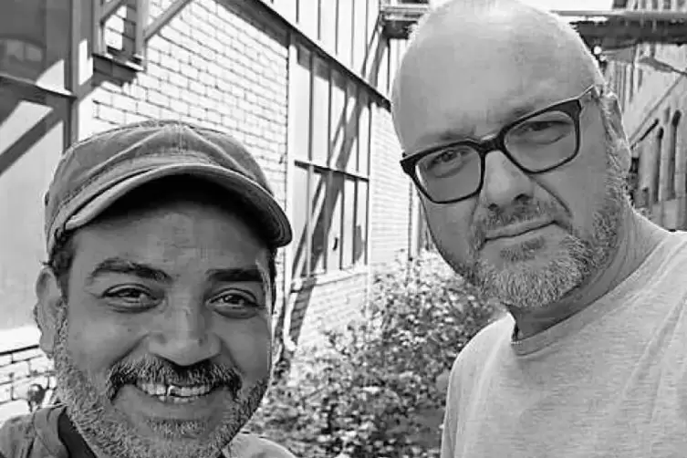 Werkeln derzeit am neuen Kunstraum in der Medicusstra&szlig;e: Hamdy Reda, J&ouml;rg Heieck, hier bei einer Exkursion auf dem Pfaff-Gel&auml;nde