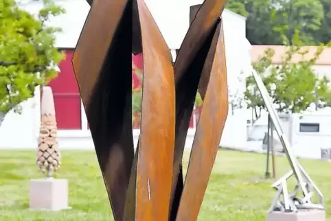 Der Skulpturenkreis ist der Orangerie als Kunst im öffentlichen Raum zugeordnet, im Bild die Beiträge von Klaus Hunsicker, Uta S