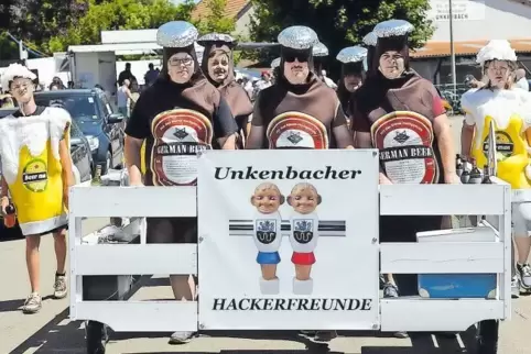 Ein buntes Bier-Gebinde: der Umzugsbeitrag der Unkenbacher Hackerfreunde.