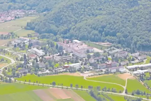 Auf dem Gelände des Pfalzklinikums in Klingenmünster konnte der Gesuchte entkommen.