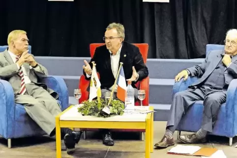 Bei einem Zeitzeugengespräch war Dominique Frelaut (rechts) 2008 zu Gast in der Stadtbücherei. Links der frühere Frankenthaler O