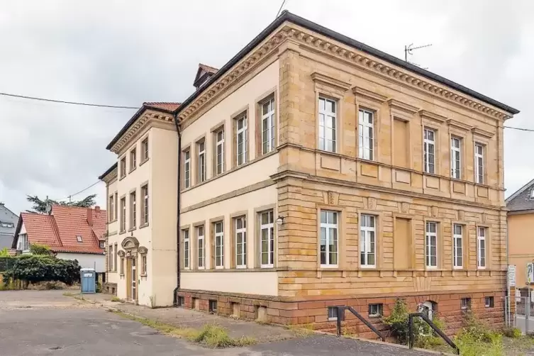 Die der Straße zugewandte Fassade der „Ludwigschule“ (rechts) soll in der historischen Form erhalten bleiben. An den anderen Geb