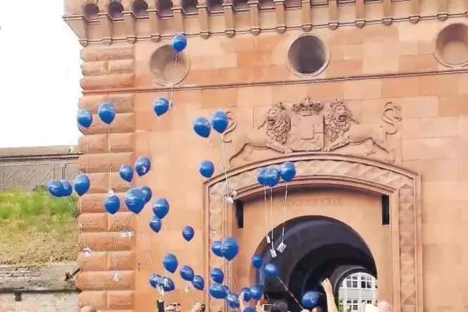 Mit dem Knall von Böllern und Luftballonen ist das »Germersheimer Signal« zum ersten Europäischen Festungssommer zu hören und se Mit dem Knall von Böllern und Luftballonen ist das »Germersheimer Signal« zum ersten Europäischen Festungssommer zu hören und se