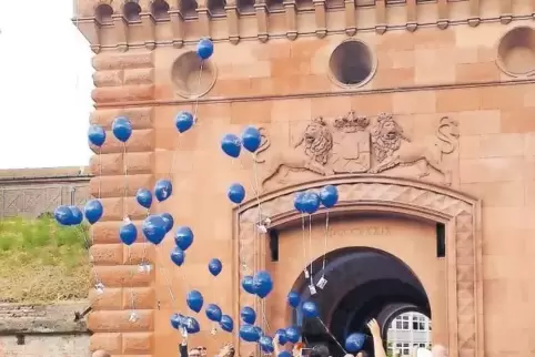 Mit dem Knall von Böllern und Luftballonen ist das „Germersheimer Signal“ zum ersten Europäischen Festungssommer zu hören und se