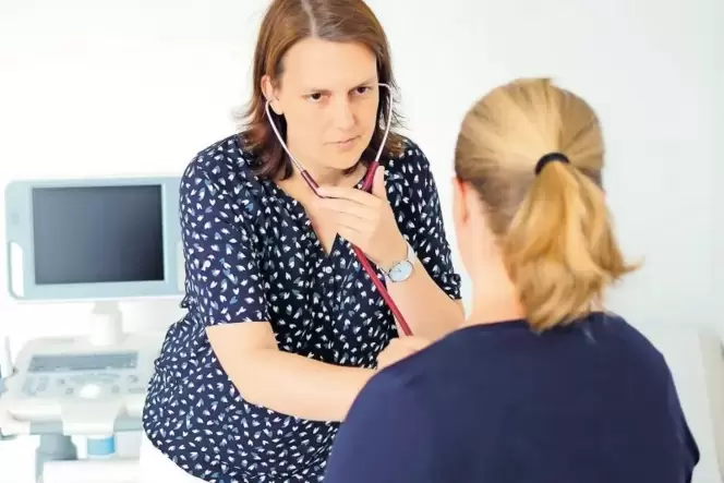 Simone Schiro-Ruf behandelt eine Patientin in ihrer Arztpraxis in Dellfeld.