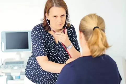 Simone Schiro-Ruf behandelt eine Patientin in ihrer Arztpraxis in Dellfeld.