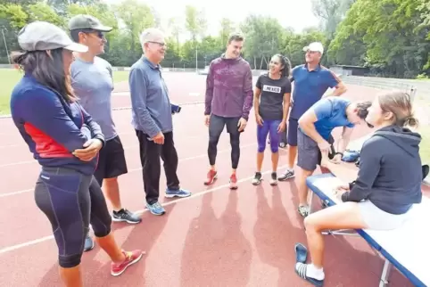Stabhochspringer im Stadion (von links): Carmelita Correa, Edgar Leon, Jochen Wetter, Kurtis Marschall, Alisandra Negrete, Alex 