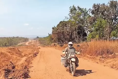 In Tansania brauchten die Biker oft Stunden für wenige Kilometer.